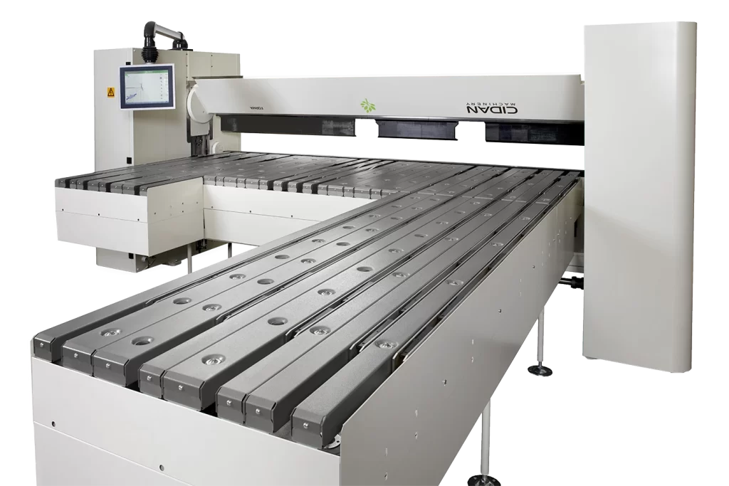 höj och sänkbart anslagsbord med förlängningar till kantvikmaskin forma mot vit bakgrund