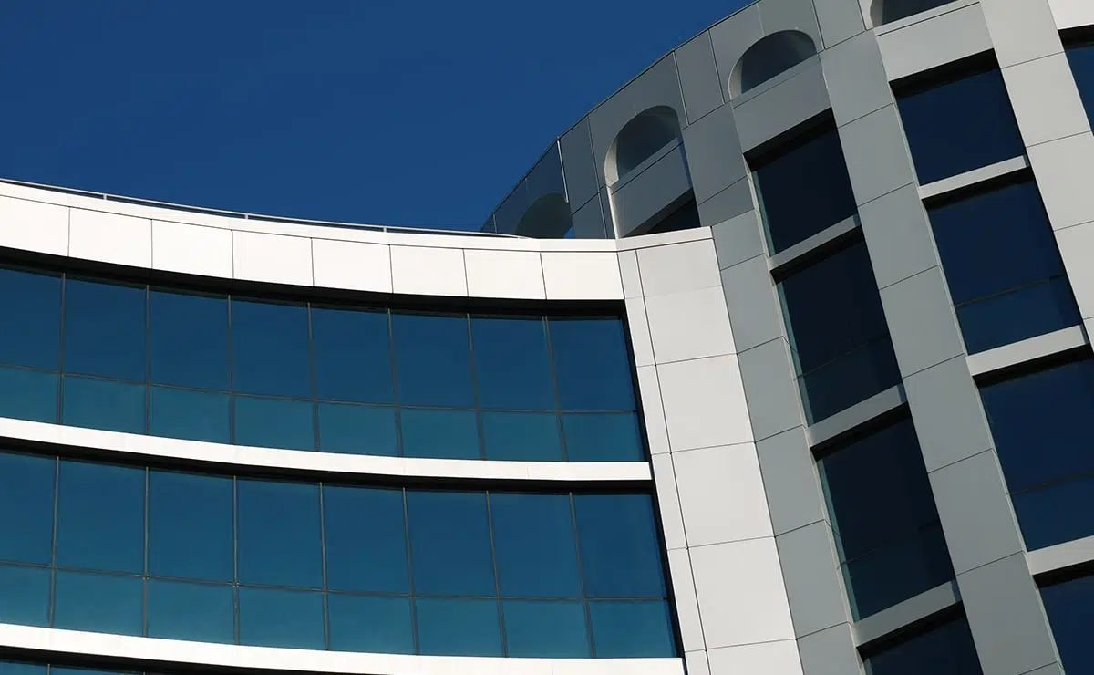 Arkitektbyggnad med tak och tillbehör i metall