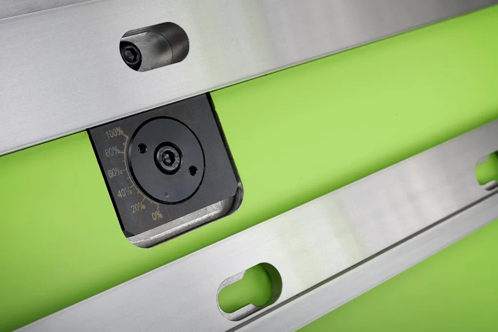 justerbar bombering på kantvikmaskin och böjskenor med snabblåsning