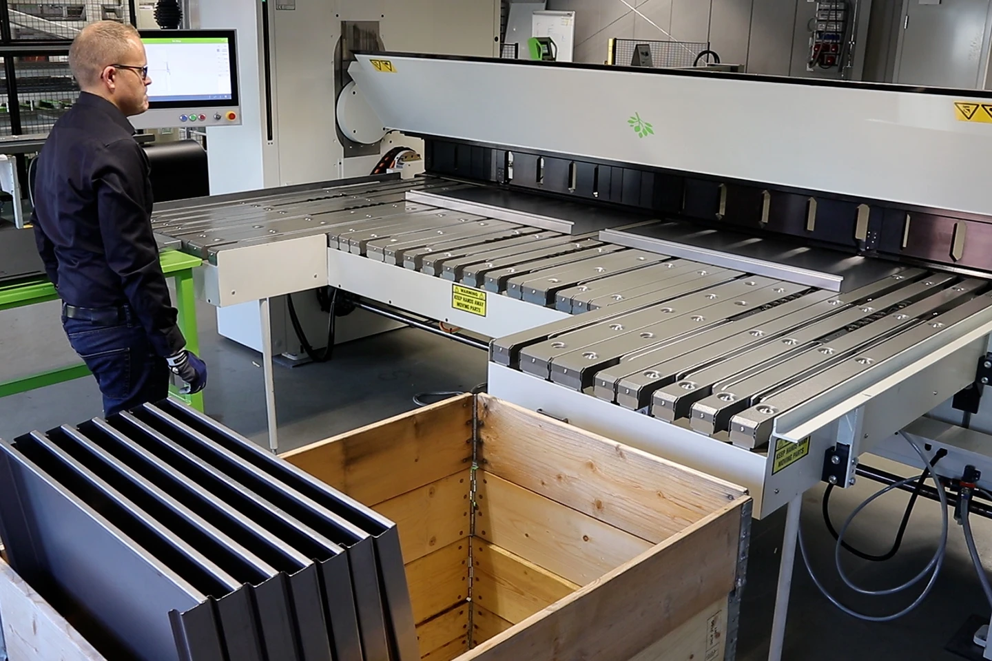 operatör vid anslagsbordet till en kantvik forma z i verkstadsmiljö