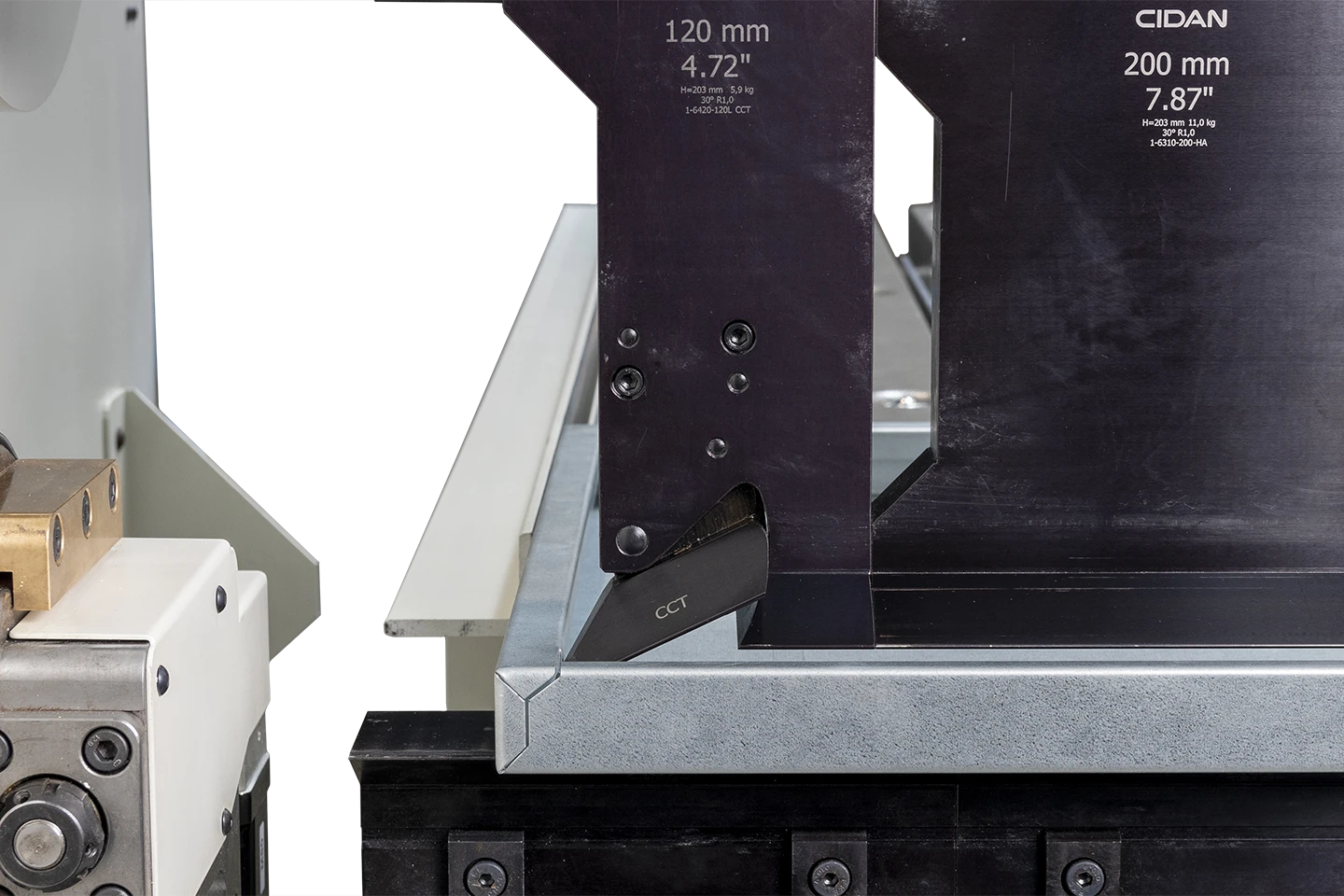 fällbara hörnverktyg i en kantvikmaskin forma z mot vit bakgrund