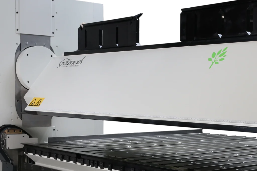 kombiöverprisma med skarpskena på en kantvikmaskin fomra z mot vit bakgrund