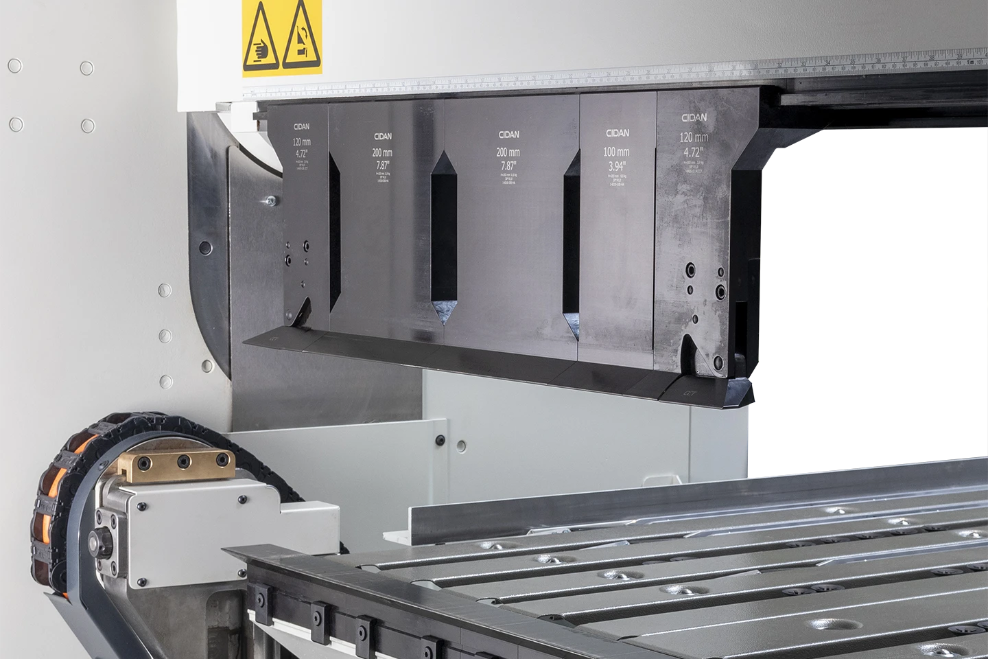 höga segmenterade verktyg i en forma z kantvikmaskin mot vit bakgrund