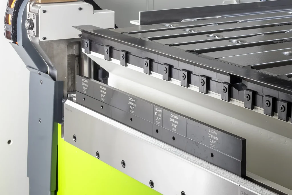 cnc styrd plåttjockleksinställning på en forma z kantvikmaskin