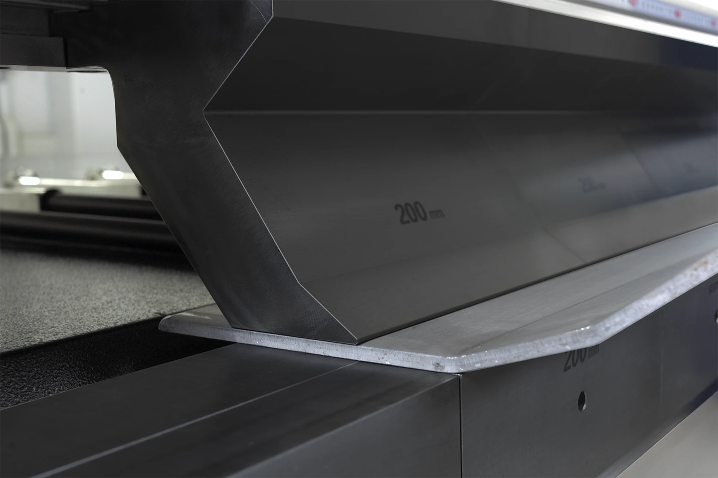 närbild i kantvikmaskin som bockar tjock plåt