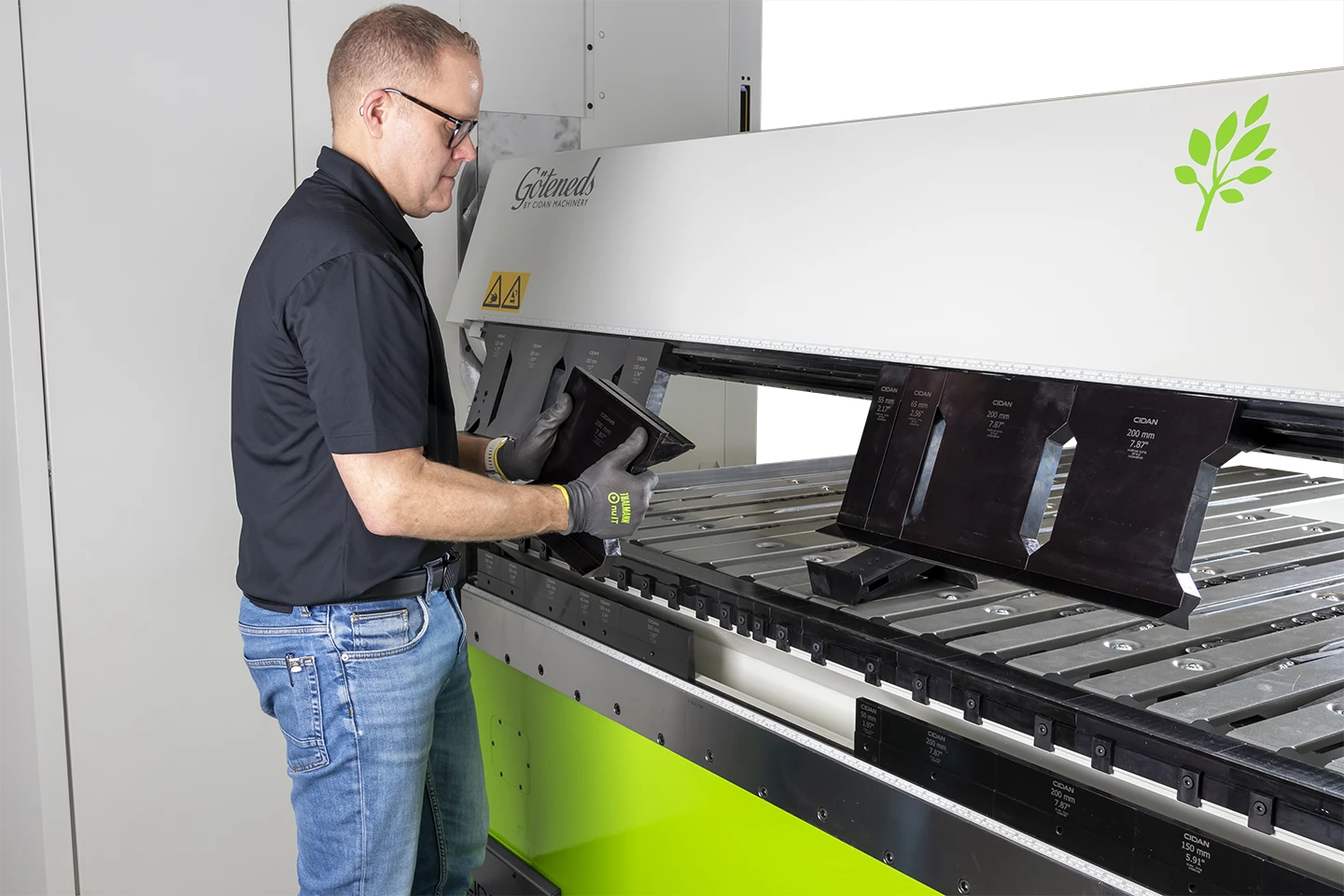 verktygsbyte i överprismat på en forma z mot vit bakgrund