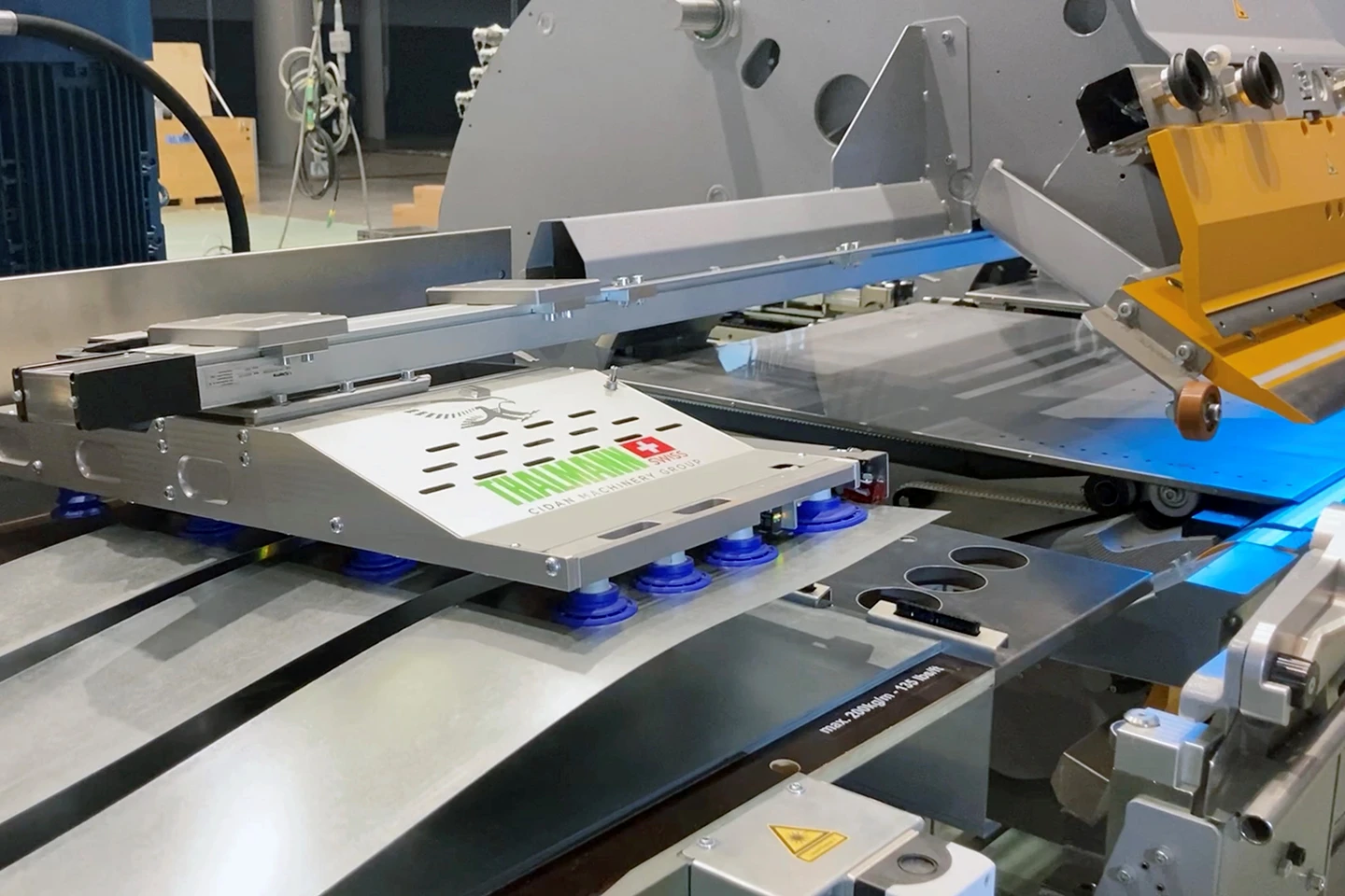 multi head side loader som drar in plåt i en thalmann td dubbelbockare