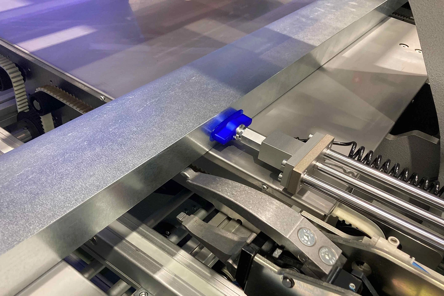 vakuumgripdon i en thalmann dubbelbockare som positionerar en plåt med liten fläns