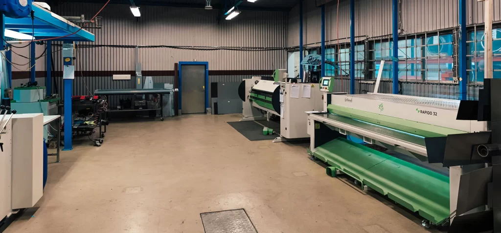 PL Plåtlister maskinpark med kantvikmaskinen Göteneds FX 32 med kombiprisma, gradsaxen RAPIDO 32 och klippsträckan COMPACT PRO med riktverk och slittenhet