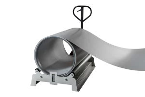 plåtvagga för coil med pallyftare mot vit bakgrund