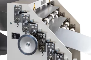 plåtar hålls på plats innan klippsträcka men manuell coilväljare mot vit bakgrund