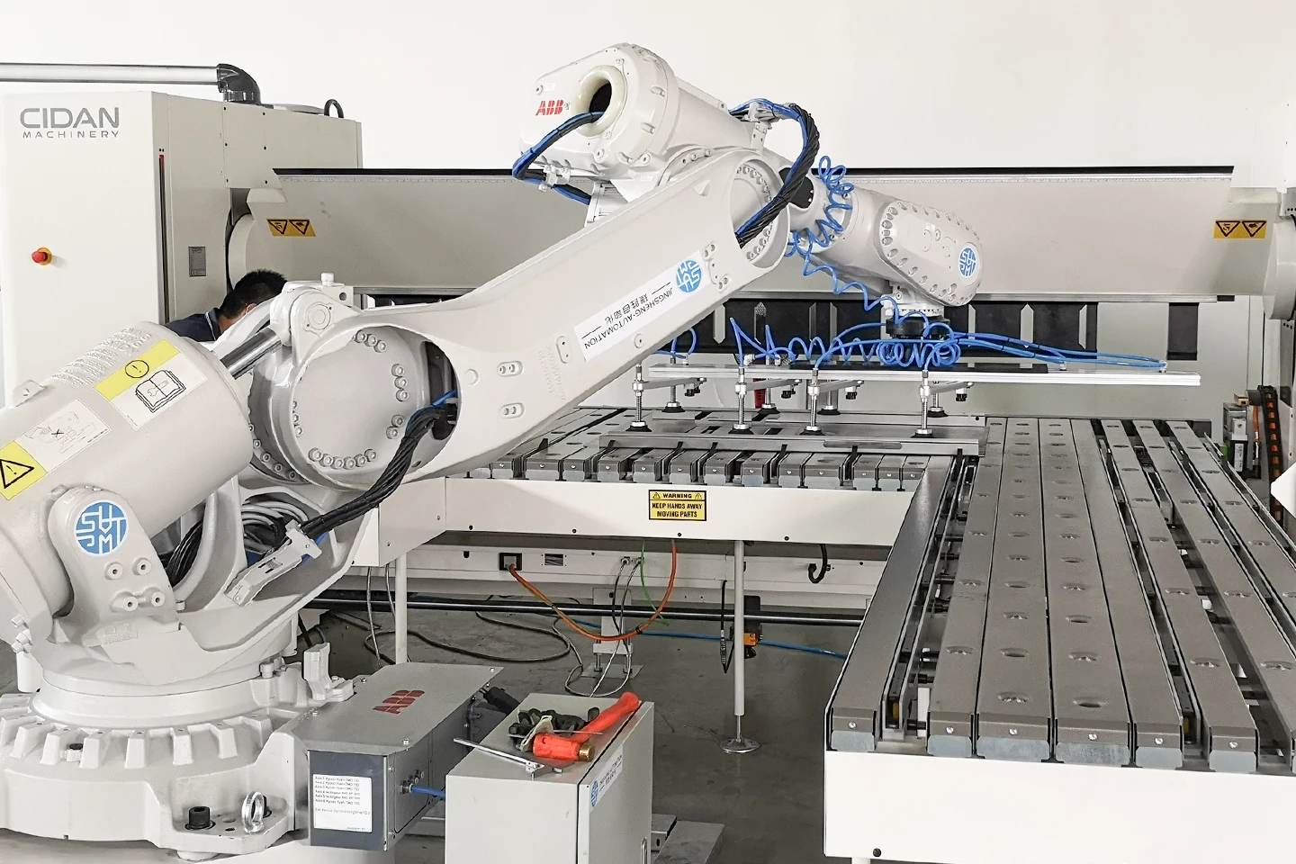 forma z betjänad av robot för automatiserad tillverkning av plåtprofiler