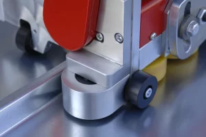 närbild på en wuko sprinter som sluter en takfals av zink