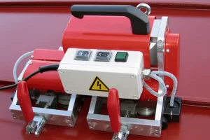 wuko sprinter sluter en fals på ett rött plåttak