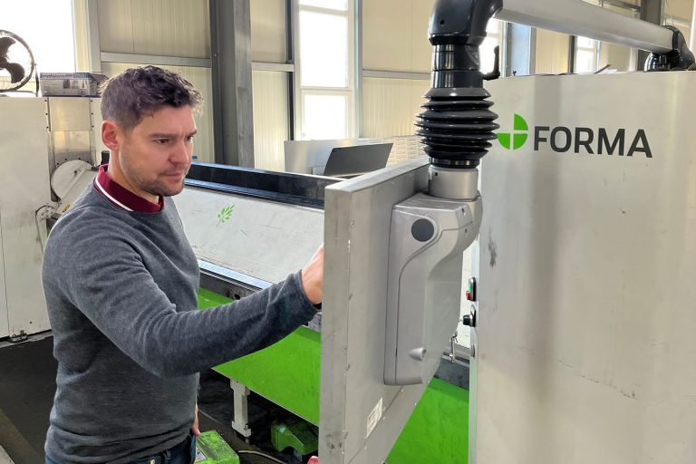 plåtslagare programmerer sin göteneds kantvikmaskin